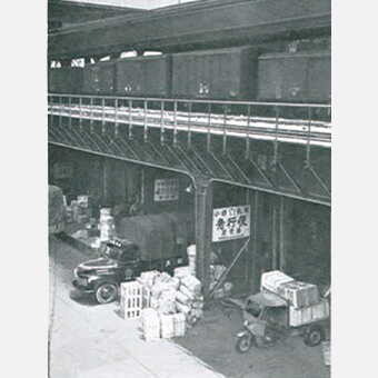 秋葉原駅構内の混載便荷受所（1956年営業案内）
