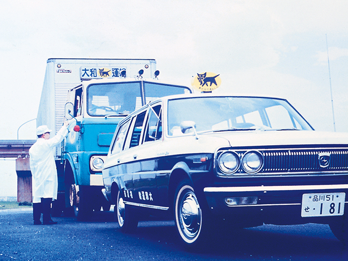 1970年代のパトロール専用車と安全指導員によるパトロールの様子
