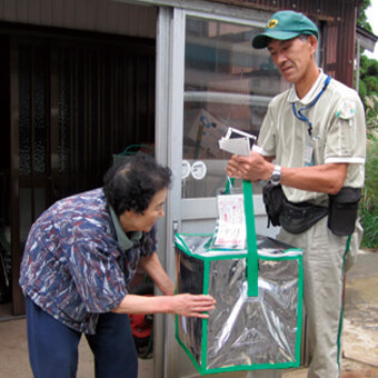 岩手県西和賀町の一人暮らしのお年寄りのもとに荷物をお届けする「まごころ宅急便」（2010年）