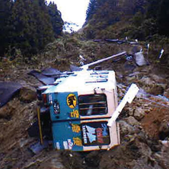 阪神・淡路大震災で災害救援物資を運ぶ宅急便集配車（1995年）