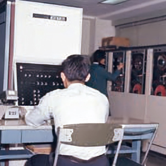 本社5階に設置された最初のコンピュータHITAC 8210（1969年）