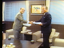 ヤマト運輸の宮内社長［左］と福井輸送の岡島社長による営業権譲渡調印式（1991年）