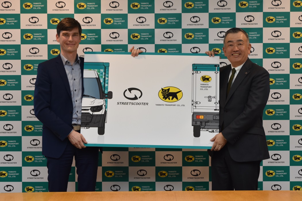 左から、STS CEO：アヒム カムカ、ヤマト運輸 代表取締役社長：長尾裕
