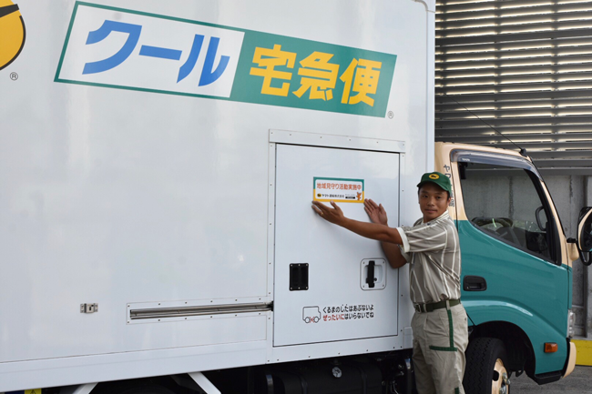 ステッカー貼る様子