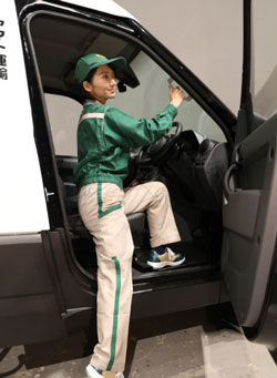 乗り降りしやすく、体への負担を低減した運転席シート