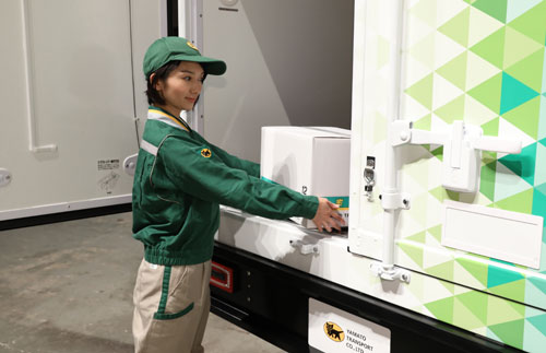 荷物の積み下ろし時の体への負担を最も軽減する地上高90cmの荷室床面