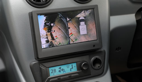 車両の死角を360°解消するマルチビューモニターの装備