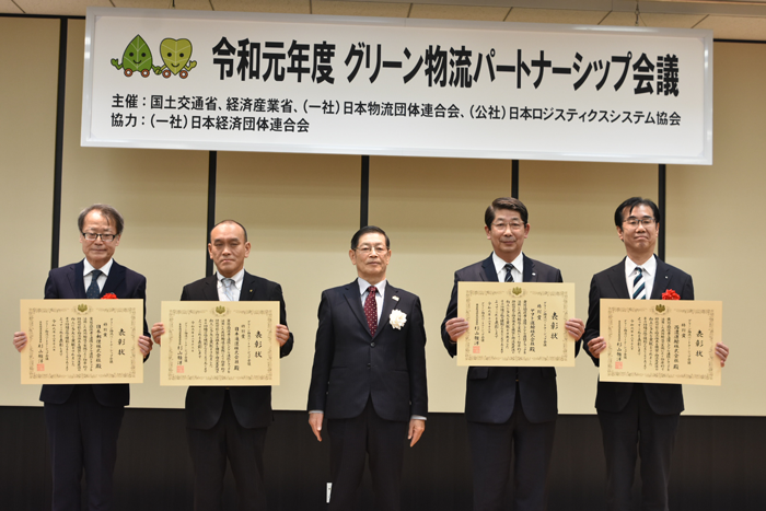 左から・西濃運輸 専務取締役 髙橋 智（たかはし さとし）・日本通運 執行役員 首都圏支店長 加藤 憲治（かとう けんじ）・グリーン物流パートナーシップ 事業推進委員長 杉山 雅洋氏（すぎやま まさひろ）様・日本郵便 取締役副社長兼執行役員副社長 諫山 親（いさやま ちかし）・ヤマト運輸 代表取締役会長 森 日出男（もり ひでお）
