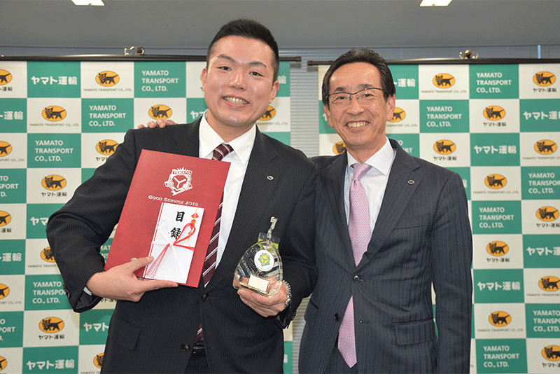 優勝 藤原SD、栗栖社長との表彰状授与記念写真