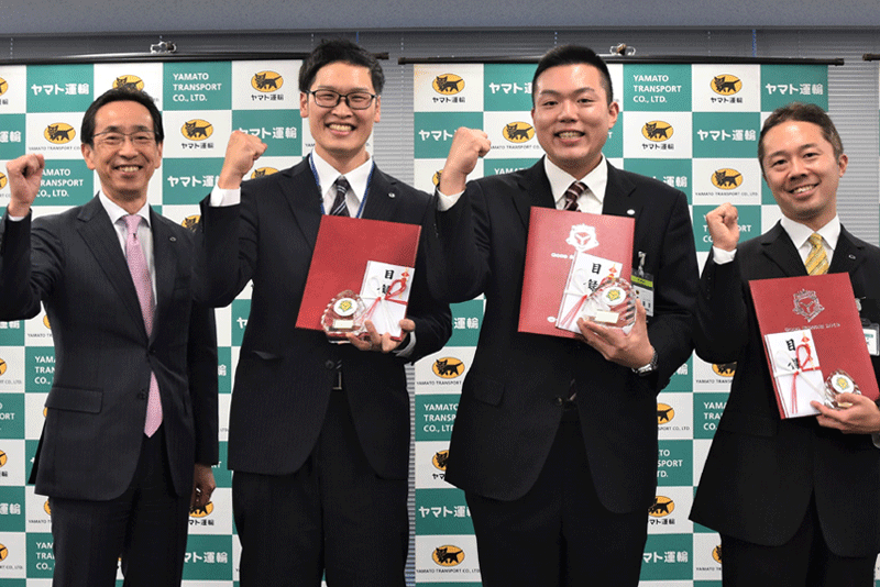 左から、栗栖社長、準優勝 奥村SD、優勝 藤原SD、特別審査委員賞 高木SD