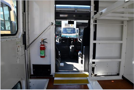 荷台から運転席への視点