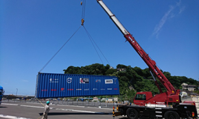 �ʐ^[1]���ۓI�ȃX�|�[�c���ɂċ��Z�p��������R���e�i���~�낷�l�q